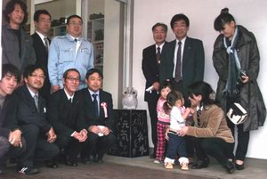 記念撮影する関係者