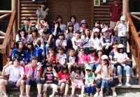 キャンプで記念撮影に収まる参加者