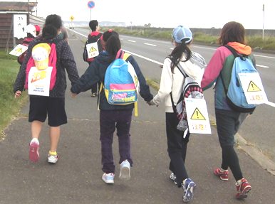 幌別バイパスを行く女の子グループ