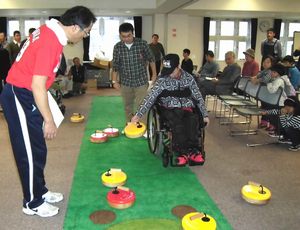 元気にカローリングに挑む参加者