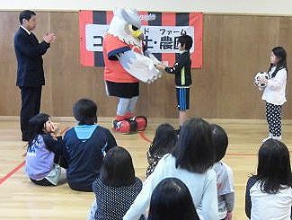 ドーレくんに感謝の色紙を贈る園の子ら