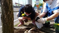 農園と活動センター正面玄関前