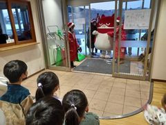 マルハン室蘭店様より「にゃんまる」サンタがやってきました！