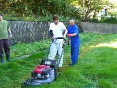 大江様ご夫妻よりエンジン芝刈機のご寄贈をいただきました