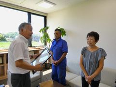 大江様ご夫妻よりエンジン芝刈機のご寄贈をいただきました